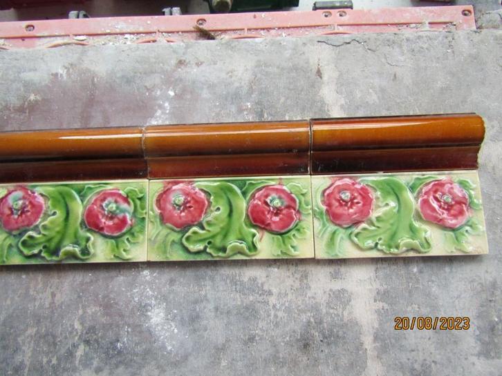 een mooie antieke tegelrand in relief, Antiek en Kunst, Antiek | Wandborden en Tegels, Ophalen of Verzenden