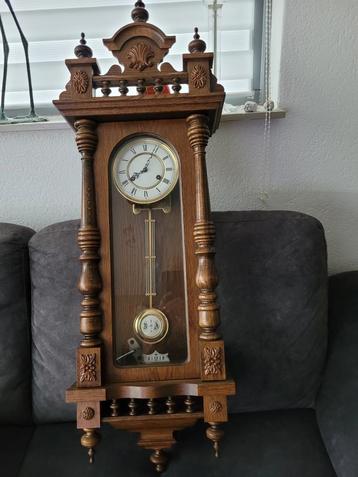 Mooie  hangklok beschikbaar voor biedingen