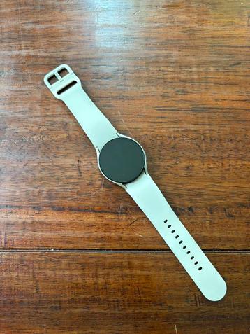 Samsung Galaxy watch 6 crème 40 mm beschikbaar voor biedingen