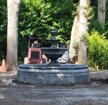 Verdiepte rand met fontein beschikbaar voor biedingen