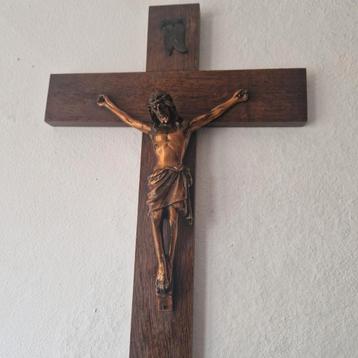 Houten kruisbeeld met Jezusfiguur beschikbaar voor biedingen