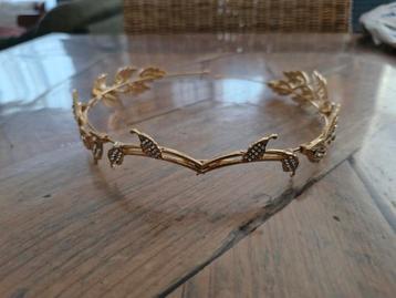 Goudkleurige Diadeem met bladeren met steentjes beschikbaar voor biedingen