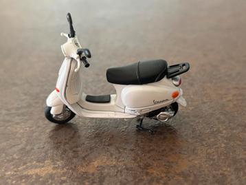Te koop: metalen schaalmodel 1:32 Vespa scooter beschikbaar voor biedingen