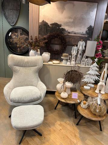 Comfortabele fauteuil met voetenbank beschikbaar voor biedingen