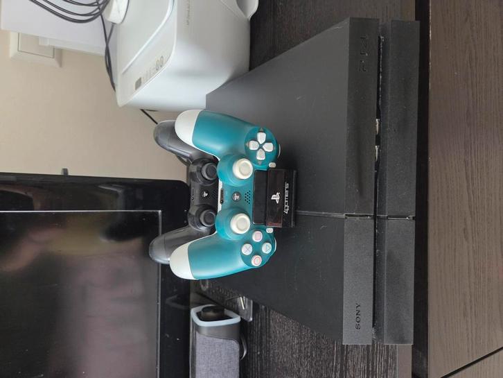 Ps4 incl controllers en oplaadstation, Spelcomputers en Games, Spelcomputers | Sony PlayStation 4, Gebruikt, Original, Met 2 controllers