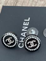 Chanel oorbellen zwart met pareltjes en strass, Met strass, Knopjes of Stekers, Overige materialen, Ophalen of Verzenden