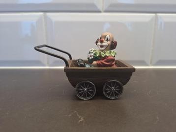 Gilde beeldje clown in kinderwagen beschikbaar voor biedingen