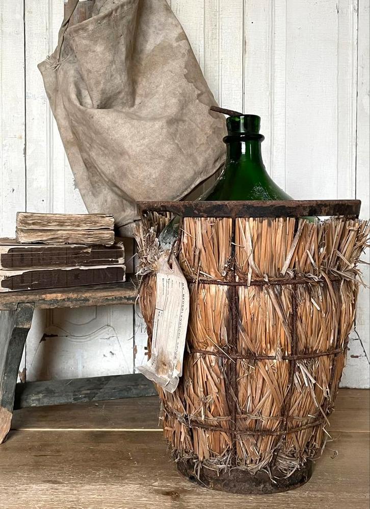 Brocante oude gistfles in ijzeren mand met etiket, Antiek en Kunst, Curiosa en Brocante, Ophalen of Verzenden