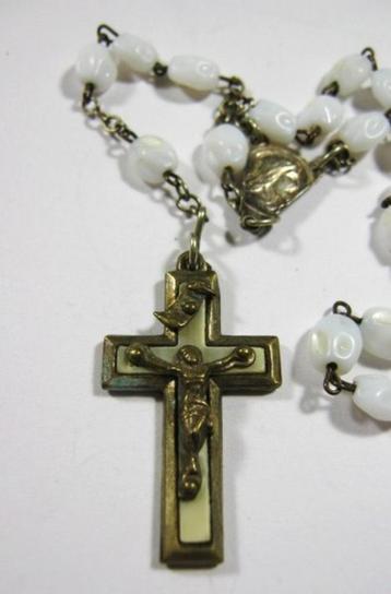 Mooie oude rozenkrans witte stenen kralen (6888-79) beschikbaar voor biedingen