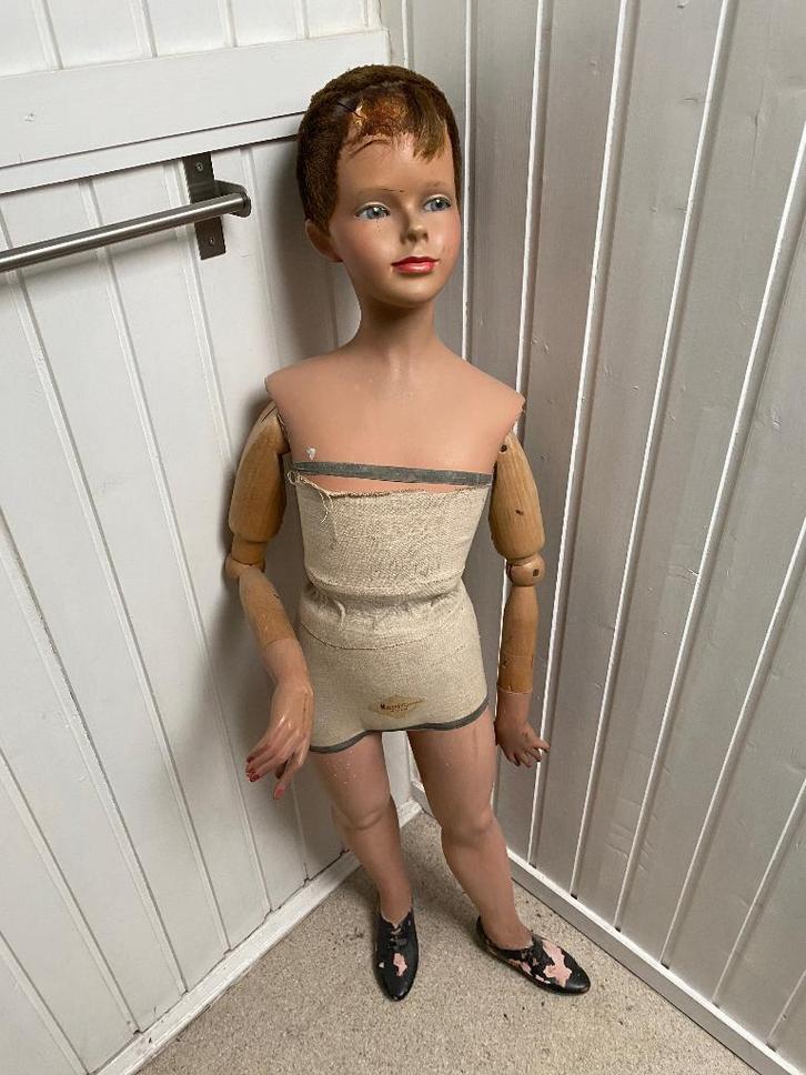 Vrijstaande vintage etalagepop 150 cm – MOCH, Huis en Inrichting, Woonaccessoires | Overige, Gebruikt, Ophalen