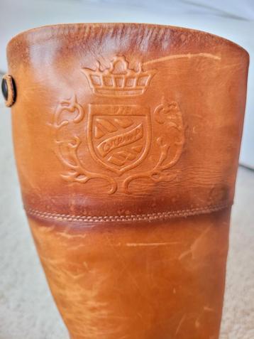 Gianfranco Ferré
Italiaanse laarzen beschikbaar voor biedingen