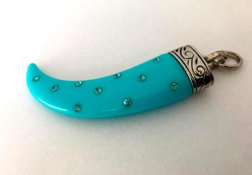 Prachtige grote stoere tand hanger heldere kristal steentjes beschikbaar voor biedingen