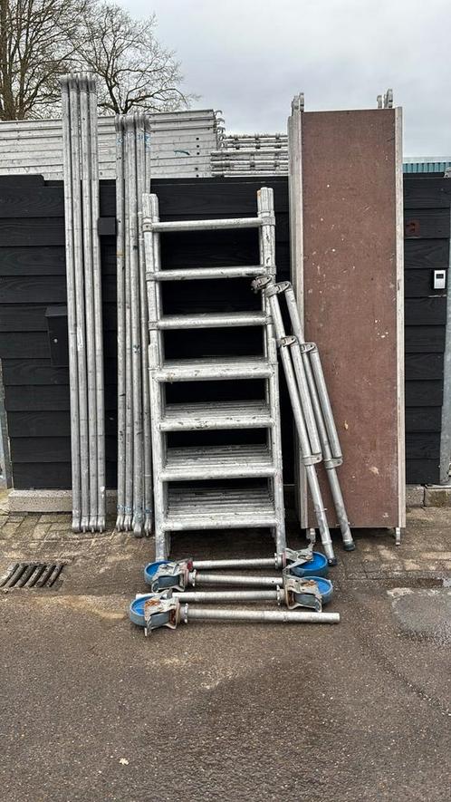 Smalle Skyworks rolsteiger 75x250 werkhoogte 8.2 meter, Doe-het-zelf en Verbouw, Steigers, Zo goed als nieuw, Rolsteiger of Kamersteiger