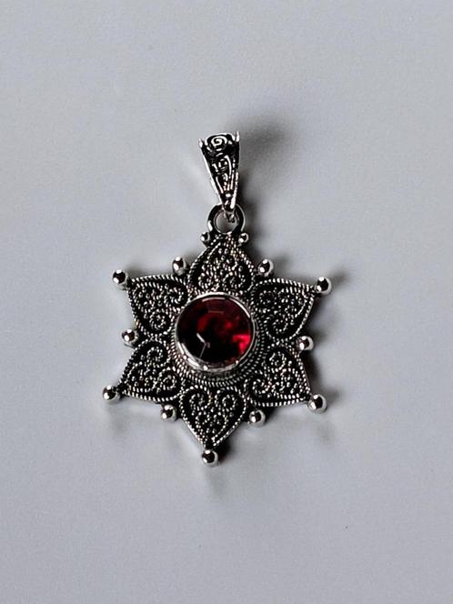 vintage zilverkleurig hangertje met rode steen, Sieraden, Tassen en Uiterlijk, Kettinghangers, Nieuw, Steen of Mineraal, Zilver