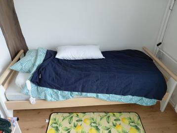 Lang (220) en breed (90cm) bed met matras  beschikbaar voor biedingen