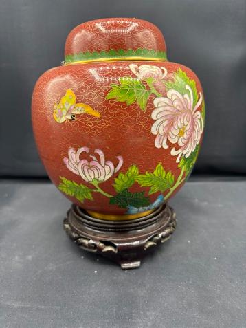 Cloisonné Vaas met Deksel en Houten Voet beschikbaar voor biedingen