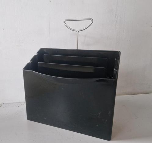Andries & Hiroko van Onck voor Magis inipress magazine rack, Huis en Inrichting, Woonaccessoires | Krantenbakken en Lectuurbakken
