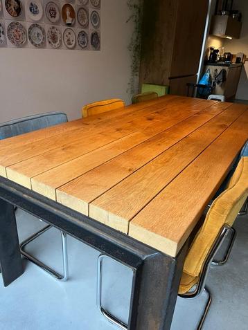 Eiken tafel met stalen onderstel beschikbaar voor biedingen