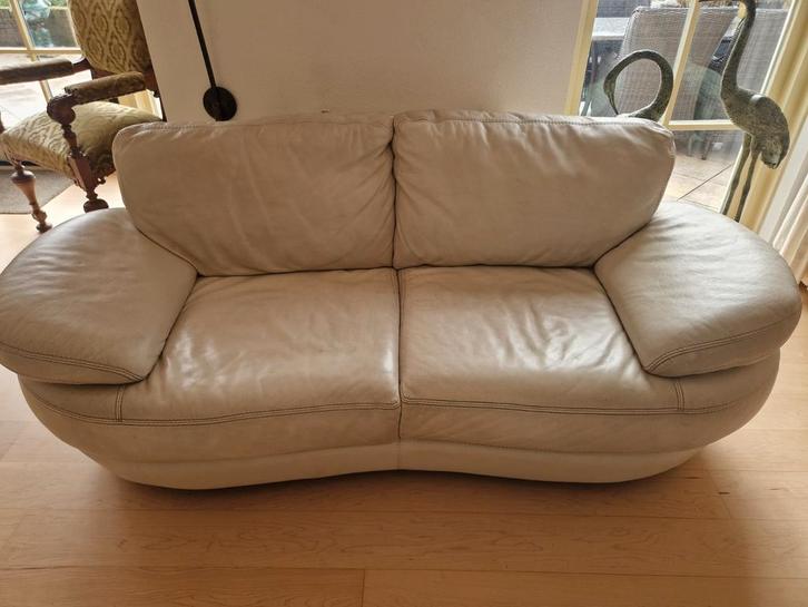 Roomwitte 2-zits leren bank, Huis en Inrichting, Banken | Bankstellen, Gebruikt, Rechte bank, Tweepersoons, 150 tot 200 cm, Minder dan 75 cm