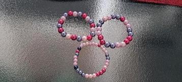 Set van drie armbandjes met roze, paarse en witte kralen. beschikbaar voor biedingen