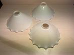 Melkglazen lampenkappen met geschulpte rand drie stuks, Huis en Inrichting, Lampen | Lampenkappen, Ophalen of Verzenden, Zo goed als nieuw