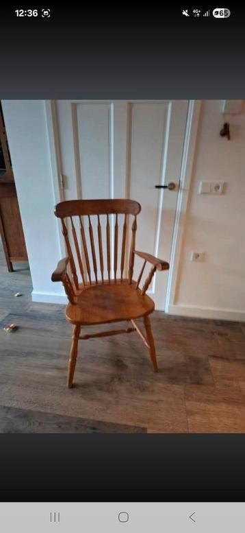 Stoel degelijk meubel Gratis beschikbaar voor biedingen