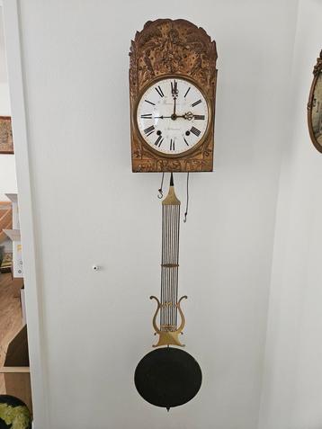 Antieke Hangklok - Prachtige Decoratie beschikbaar voor biedingen