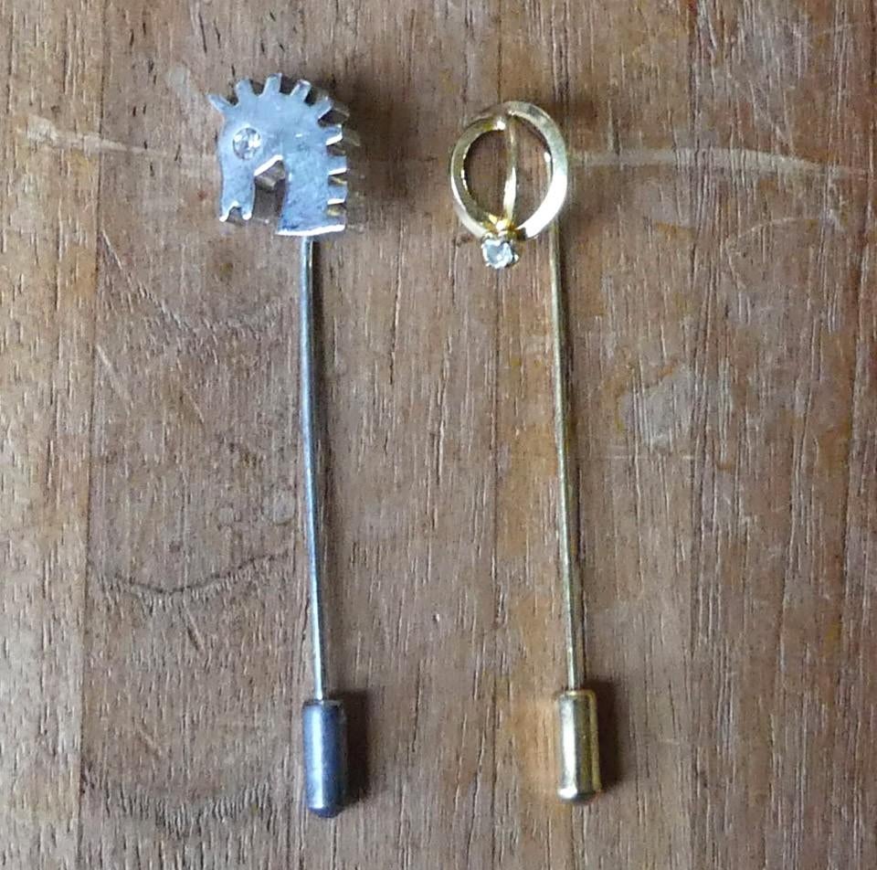 Reversspelden paard en bol strass revers speldje, Sieraden, Tassen en Uiterlijk, Broches, Gebruikt, Overige materialen, Zilver