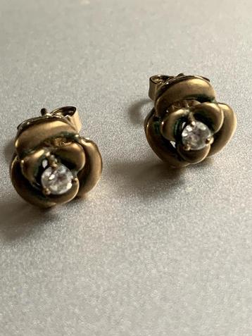 Antieke gouden oorstekers Roosje + diamant Amsterdamse slijp beschikbaar voor biedingen