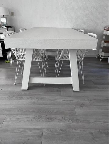 Tafel plus 4 stoelen set!  beschikbaar voor biedingen