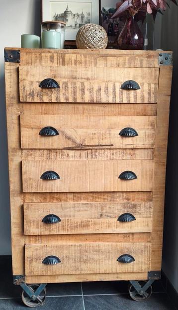 Wandmeubel industrieel beschikbaar voor biedingen