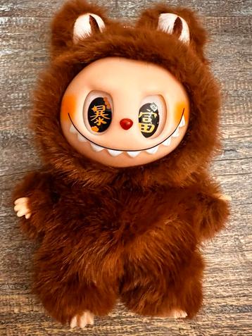 Mooie bruine labubu met fluffy vacht bijna gratis beschikbaar voor biedingen