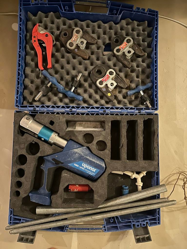 Uponor UP 110 Persmachine met accessoires, Doe-het-zelf en Verbouw, Overige Doe-het-zelf en Verbouw, Gebruikt, Ophalen of Verzenden