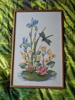 Vintage geborduurd schilderij bloemen in het water libelle, Minder dan 50 cm, 50 tot 75 cm, Ophalen of Verzenden, Zo goed als nieuw