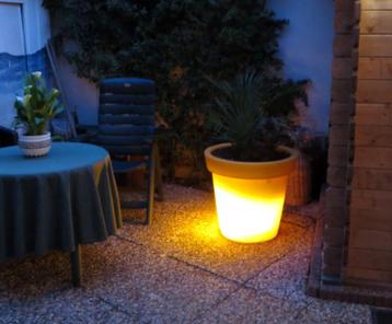 bloempot verlicht beschikbaar voor biedingen