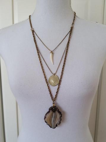 Next grijs bruine hanger aan goudkleurige lange ketting beschikbaar voor biedingen