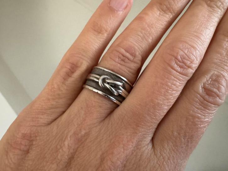 Brede zilveren (950) ring met een knoop, Sieraden, Tassen en Uiterlijk, Ringen, Gebruikt, Dame, 17 tot 18, Zilver, Ophalen of Verzenden