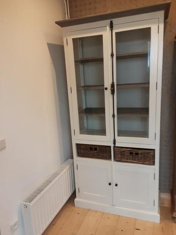 Vitrinekasten.  beschikbaar voor biedingen