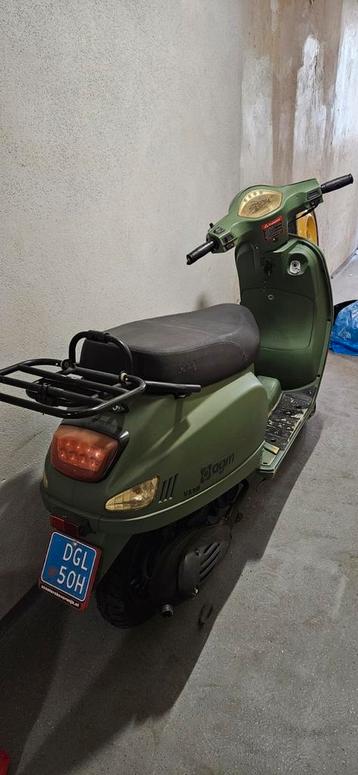 Mooie leger groen scooter met blauw kenteken merk AGM  beschikbaar voor biedingen