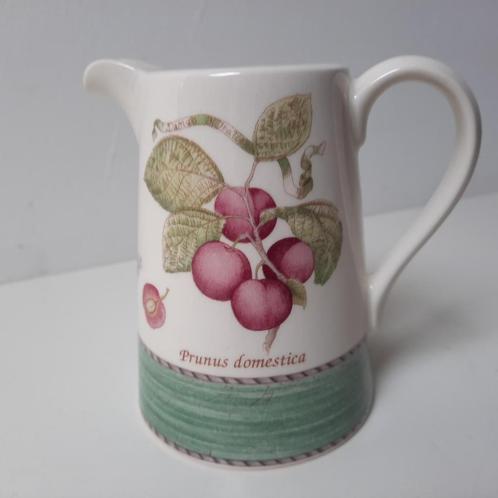 Wedgwood Sarah's Garden Prunus Domestica melkkannetje, Huis en Inrichting, Keuken | Servies, Nieuw, Overige typen, Wedgwood, Porselein