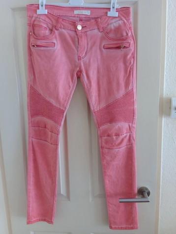 Zo goed als nieuwe broek maat 42 beschikbaar voor biedingen