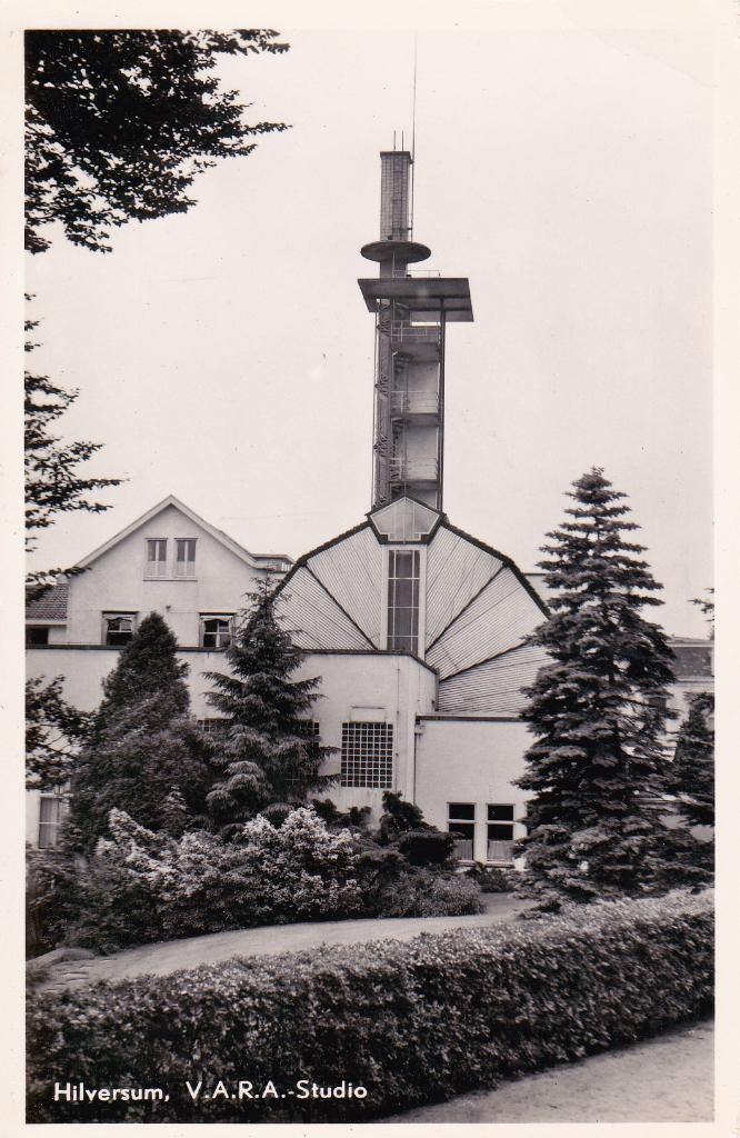05424 Hilversum - V.A.R.A. Studio, Verzamelen, Ansichtkaarten | Nederland, Ongelopen, Noord-Holland, 1940 tot 1960, Verzenden