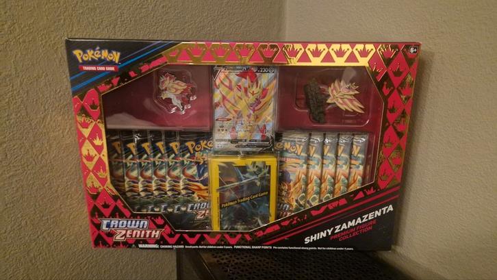 Crown zenith shiny zamazenta premium figure collection, Hobby en Vrije tijd, Verzamelkaartspellen | Pokémon, Nieuw, Meerdere kaarten
