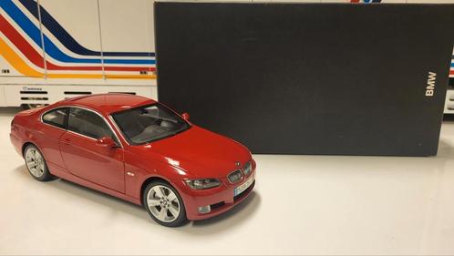 Kyosho BMW E92 3-Serie Coupe Red Dealer Edition, Hobby en Vrije tijd, Modelauto's | 1:18, Zo goed als nieuw, Auto, Kyosho, Ophalen of Verzenden