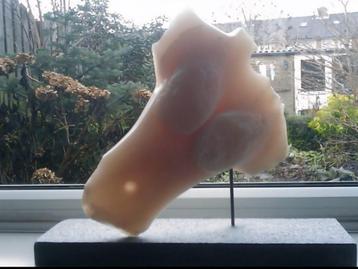 Torso vrouw, roze speksteen op sokkel ruw chin. natuursteen beschikbaar voor biedingen