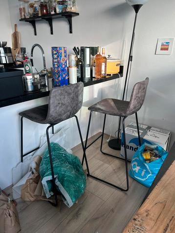 2 grijze barstoelen in goede staat beschikbaar voor biedingen