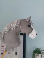 Te koop super mooie grijs witte hobbyhorse, Hobby en Vrije tijd, Overige Hobby en Vrije tijd, Nieuw, Hobbyhorse, Ophalen of Verzenden