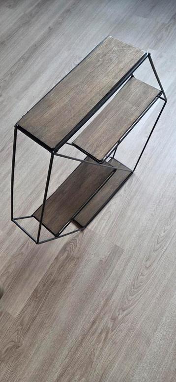 Wandrek met 3 planken beschikbaar voor biedingen