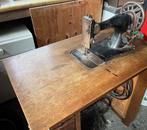 Antieke werkende hand naaimachine met trapmechaniek in tafel, Antiek en Kunst, Antiek | Naaimachines, Ophalen