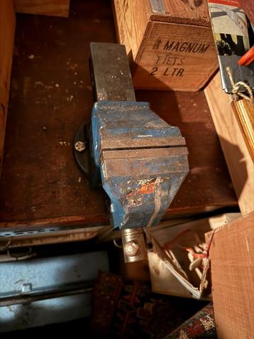 Bankschroef en heel veel gereedschap te koop !  beschikbaar voor biedingen
